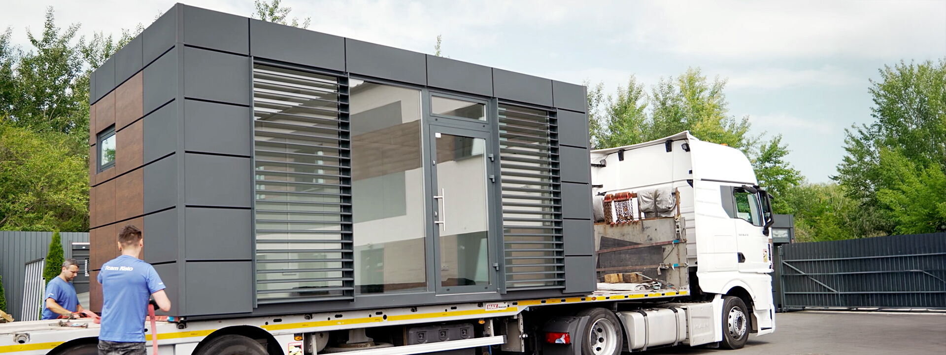 Modulcontainer met glasvoorkant wordt per vrachtwagen geleverd      
