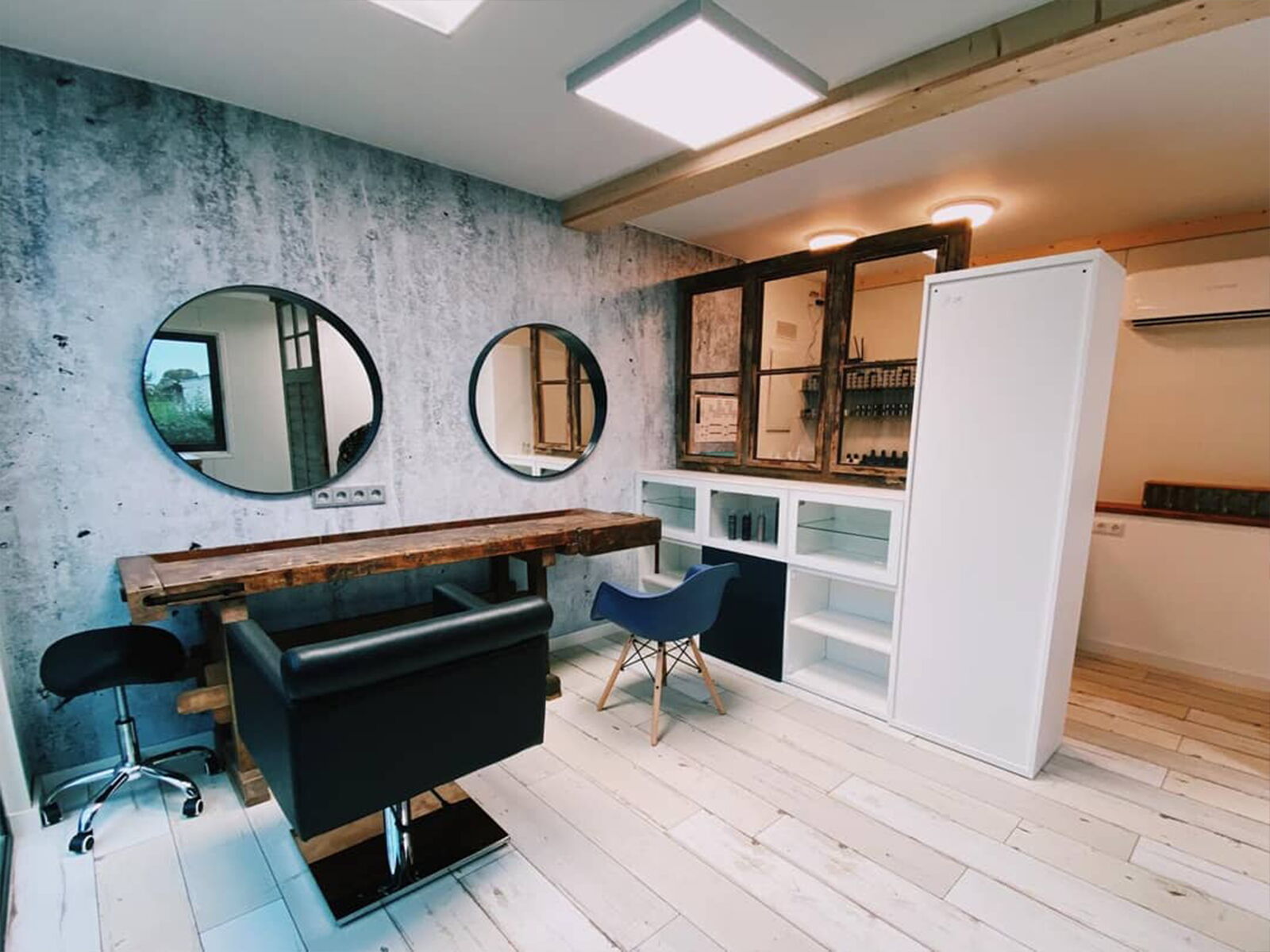 Modern container-interieur met werkruimte en rustieke houten tafel      